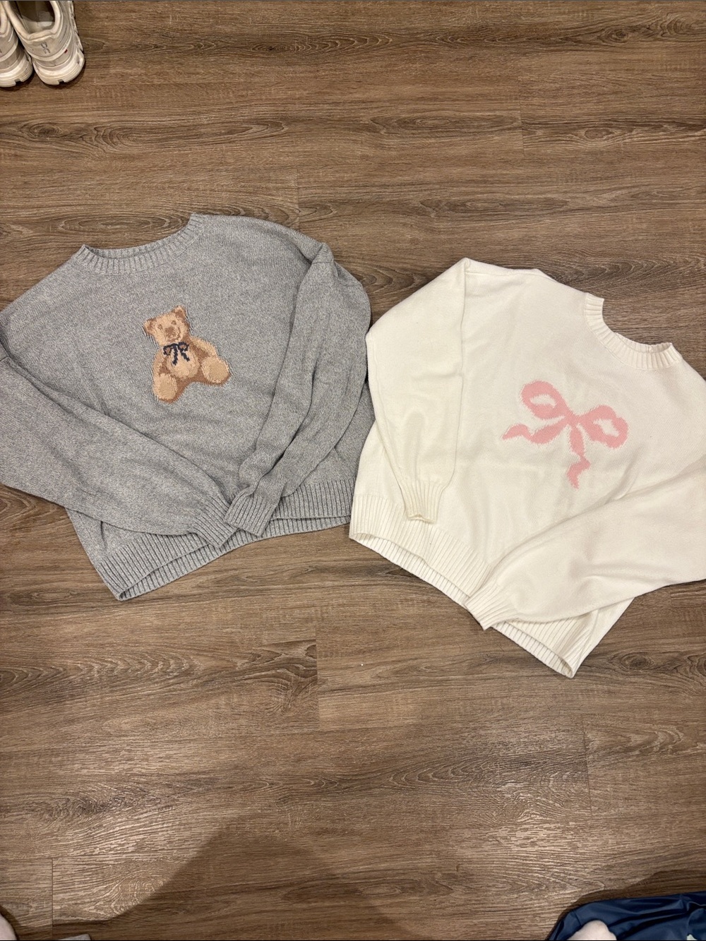 Set of 2 hollister sweaters, size small!! #hollister 🎀